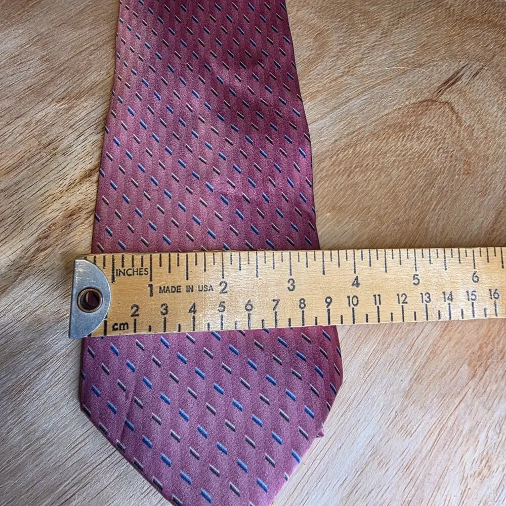 Bill Blass 100% Silk Tie pink with blue line detail 58' length 3.5' width